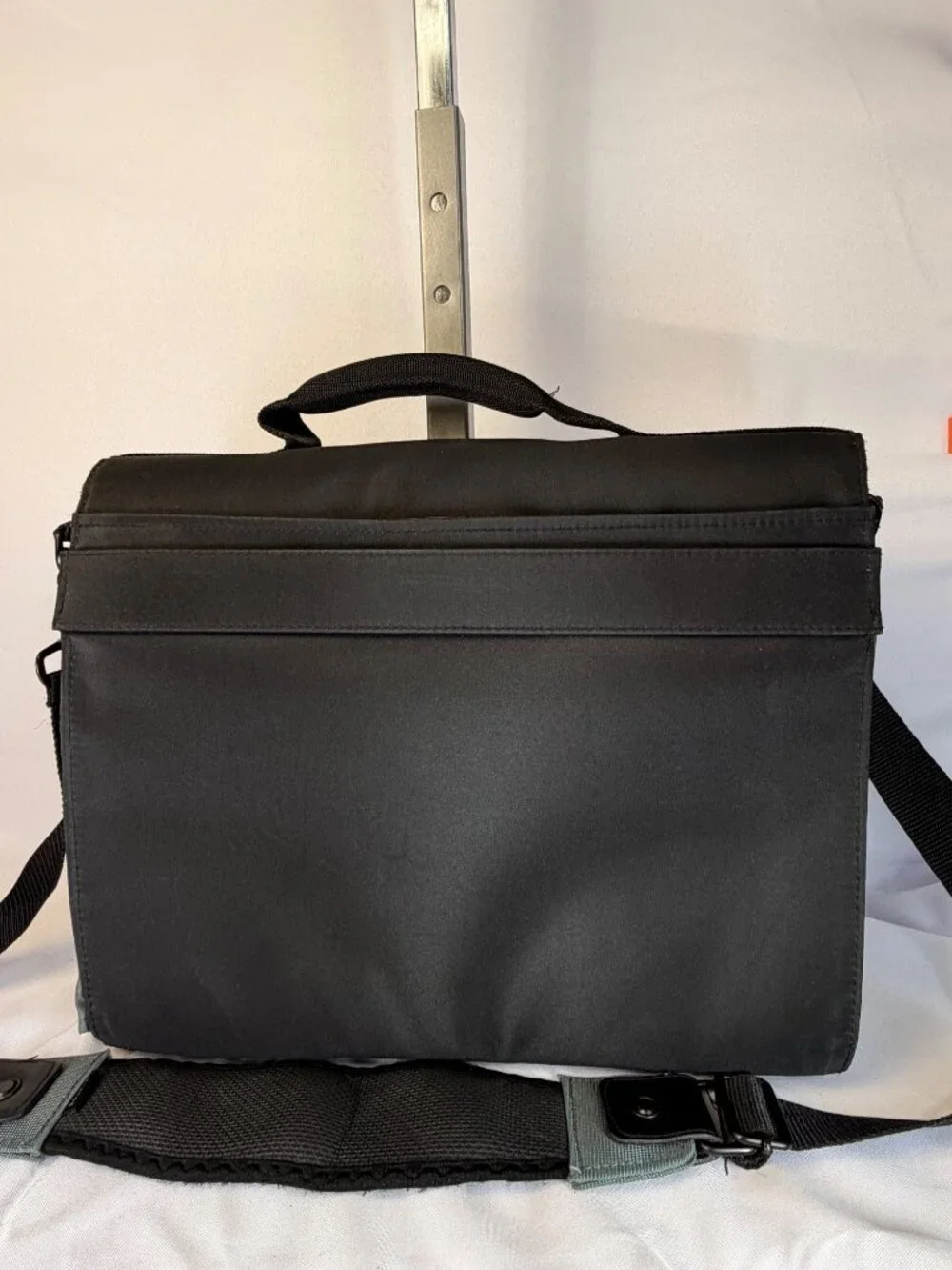 Belkin NE-07 Notebook Laptop Carrying Case Messenger Bag Black Gray Handle